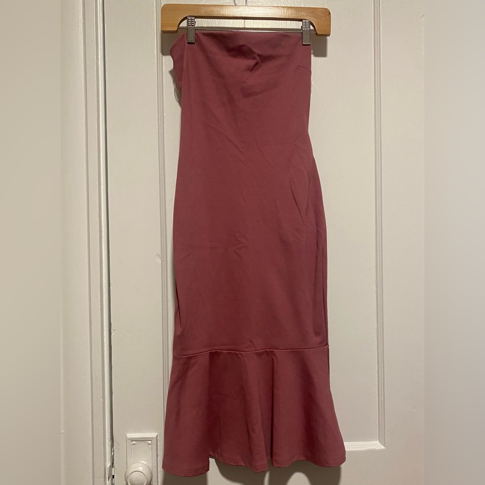 Strapless fitting flare bottom dress. Mauve. Size small